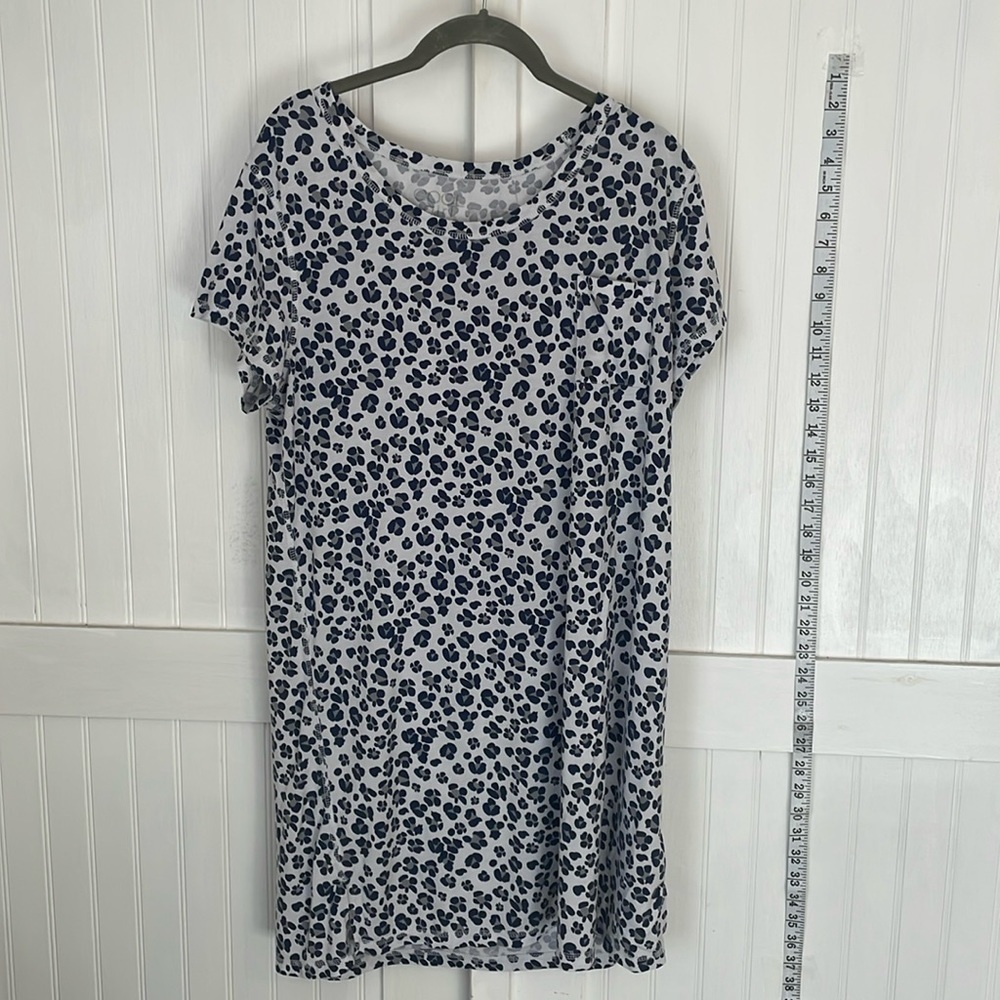 Cool girl white/blue/gray nite shirt w/paw prints size XL fits like L